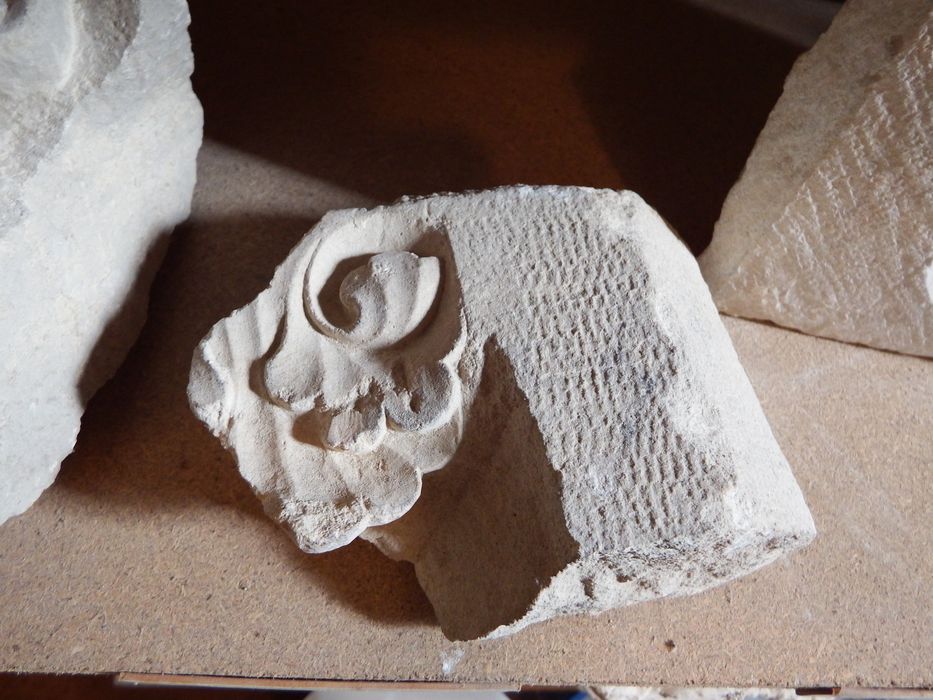fragment de cannelure décorée (n°214) - © Ministère de la Culture (France), Conservation des antiquités et des objets d’art de l'Yonne – Tous droits réservés