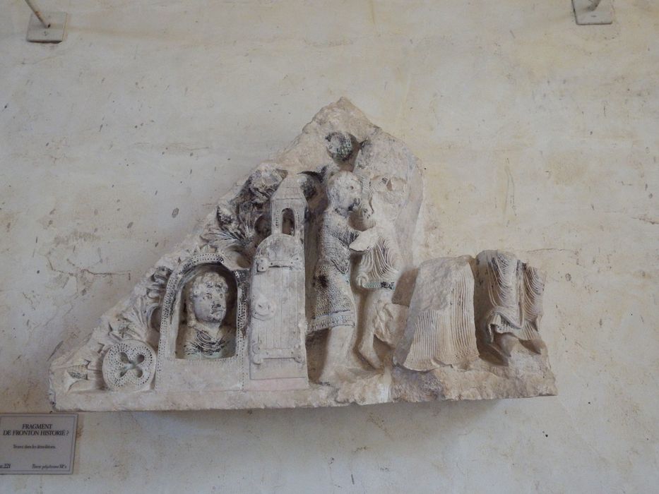 fragment de fronton historié (n°221) - © Ministère de la Culture (France), Conservation des antiquités et des objets d’art de l'Yonne – Tous droits réservés