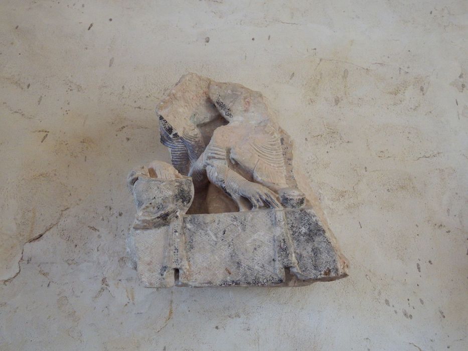 fragment de relief : La Cène (?) (n°223) - © Ministère de la Culture (France), Conservation des antiquités et des objets d’art de l'Yonne – Tous droits réservés