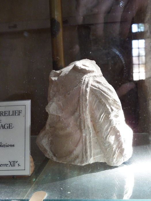 fragment de relief historié : Personnage (n°224) - © Ministère de la Culture (France), Conservation des antiquités et des objets d’art de l'Yonne – Tous droits réservés