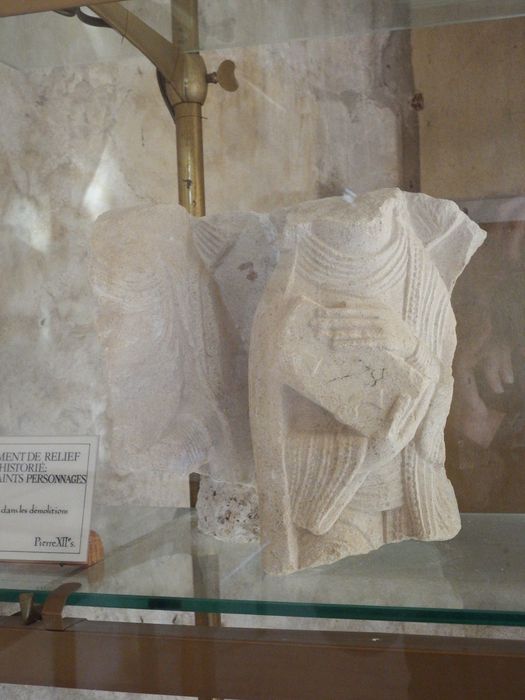 fragment de relief historié : Bustes de deux saints personnages (n°225) - © Ministère de la Culture (France), Conservation des antiquités et des objets d’art de l'Yonne – Tous droits réservés