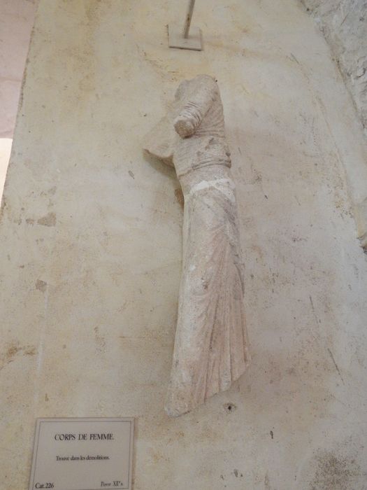 fragment sculpté : Corps de femme (n°226) - © Ministère de la Culture (France), Conservation des antiquités et des objets d’art de l'Yonne – Tous droits réservés