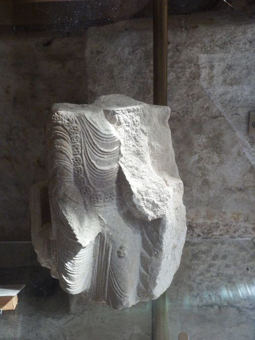fragment sculpté : Buste de personnage (n°227) - © Ministère de la Culture (France), Conservation des antiquités et des objets d’art de l'Yonne – Tous droits réservés