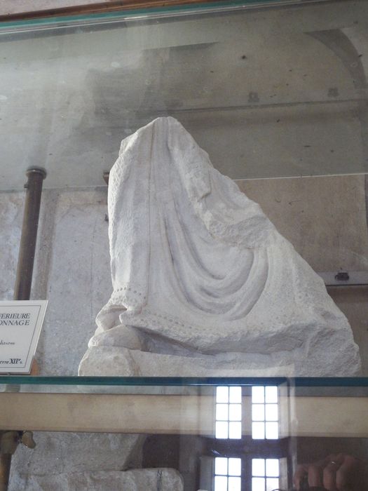 fragment sculpté : Partie inférieure d'un personnage (n°229) - © Ministère de la Culture (France), Conservation des antiquités et des objets d’art de l'Yonne – Tous droits réservés