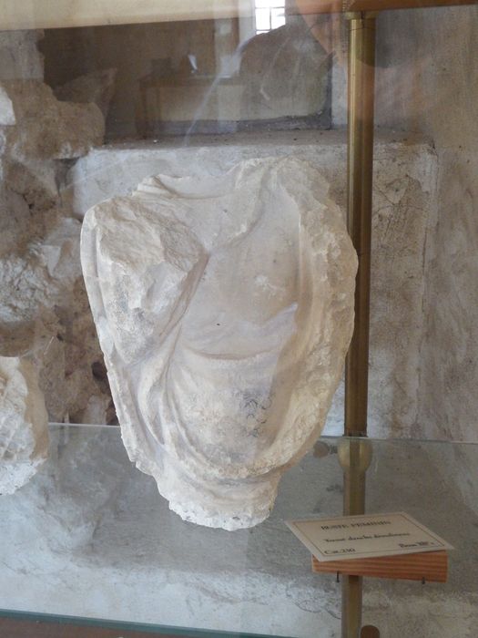 fragment sculpté : Personnage féminin (n°230) - © Ministère de la Culture (France), Conservation des antiquités et des objets d’art de l'Yonne – Tous droits réservés