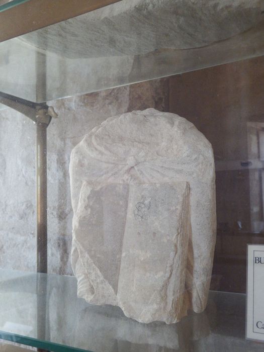 fragment sculpté : Buste d'un personnage (n°231) - © Ministère de la Culture (France), Conservation des antiquités et des objets d’art de l'Yonne – Tous droits réservés
