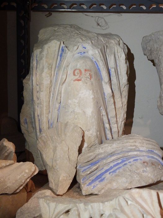 trois fragments sculptés : Statue drapée (n°232) - © Ministère de la Culture (France), Conservation des antiquités et des objets d’art de l'Yonne – Tous droits réservés