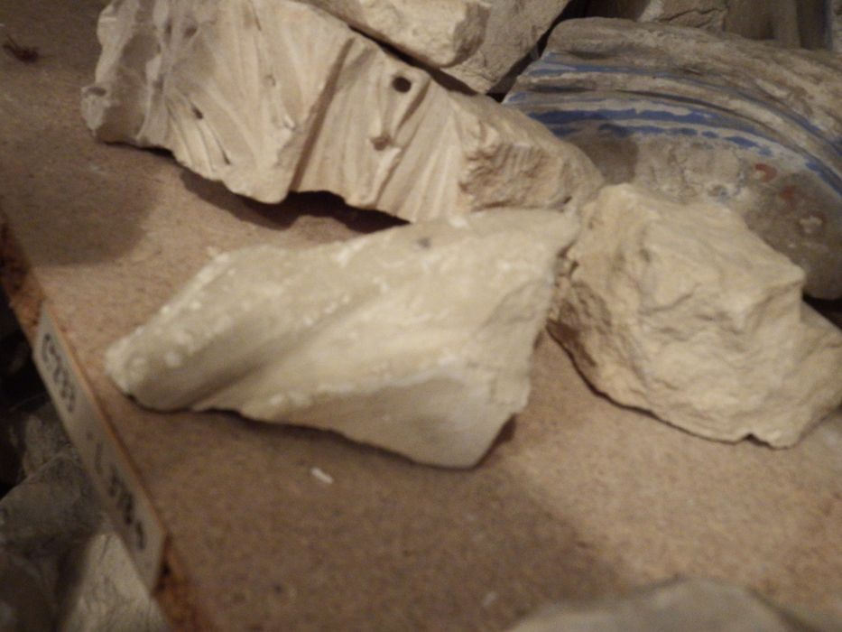 fragment sculpté : Draperie (n°233) - © Ministère de la Culture (France), Conservation des antiquités et des objets d’art de l'Yonne – Tous droits réservés