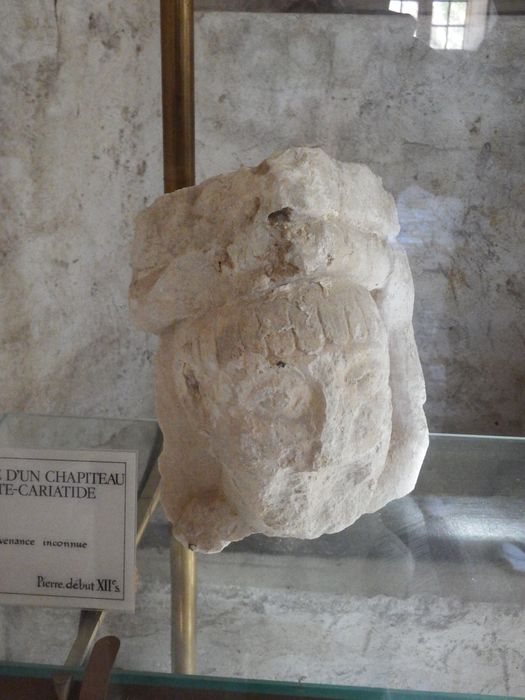 angle d'un chapiteau sculpté : Fragment de tête (n°234) - © Ministère de la Culture (France), Conservation des antiquités et des objets d’art de l'Yonne – Tous droits réservés