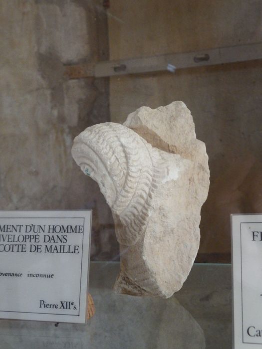 fragment sculpté : Personnage (n°235) - © Ministère de la Culture (France), Conservation des antiquités et des objets d’art de l'Yonne – Tous droits réservés