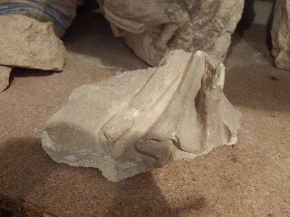 fragment de relief : Extrémité de draperie (n°236) - © Ministère de la Culture (France), Conservation des antiquités et des objets d’art de l'Yonne – Tous droits réservés