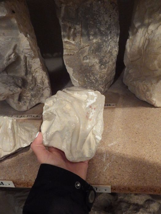 fragment sculpté : Draperie (n°237) - © Ministère de la Culture (France), Conservation des antiquités et des objets d’art de l'Yonne – Tous droits réservés