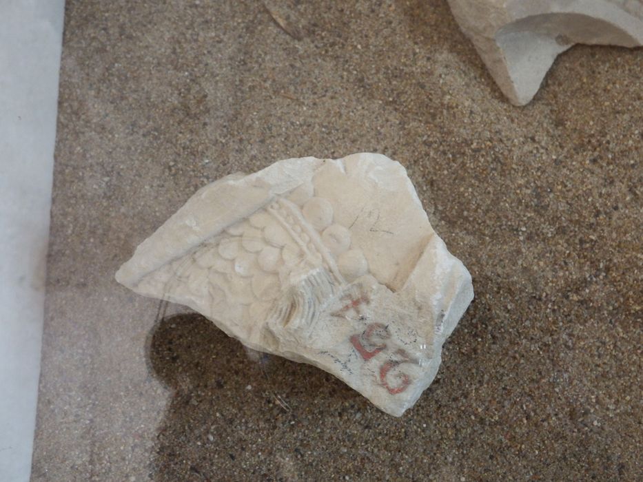 fragment relief (n°238) - © Ministère de la Culture (France), Conservation des antiquités et des objets d’art de l'Yonne – Tous droits réservés