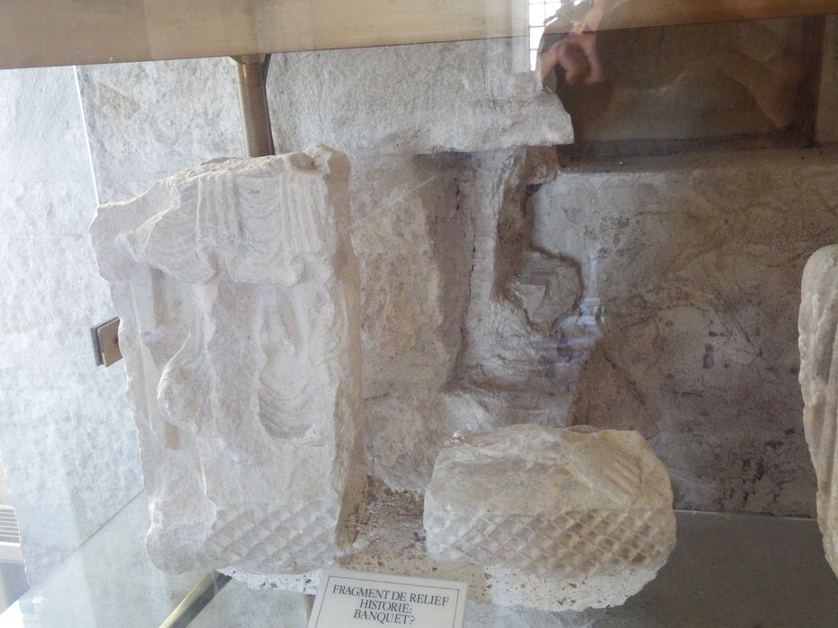 deux fragments de relief historié (n°240) - © Ministère de la Culture (France), Conservation des antiquités et des objets d’art de l'Yonne – Tous droits réservés