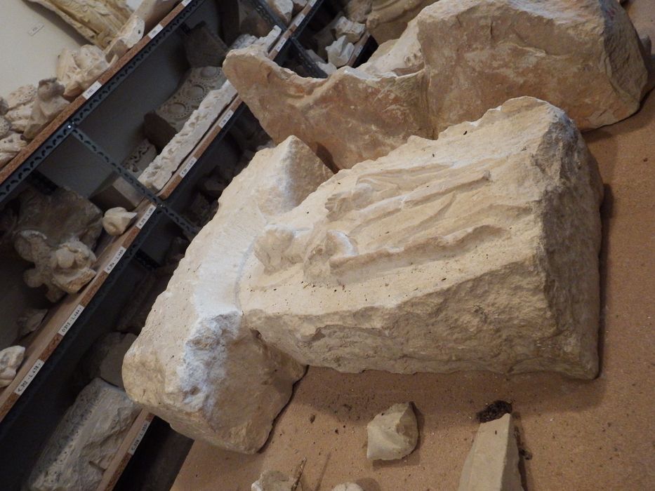 relief : Saint bénissant (n°241) - © Ministère de la Culture (France), Conservation des antiquités et des objets d’art de l'Yonne – Tous droits réservés