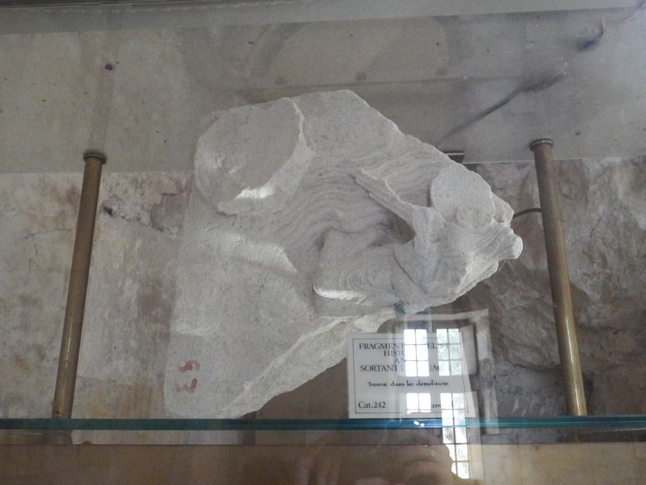 fragment de relief : Un sortant des nuages (n°242) - © Ministère de la Culture (France), Conservation des antiquités et des objets d’art de l'Yonne – Tous droits réservés