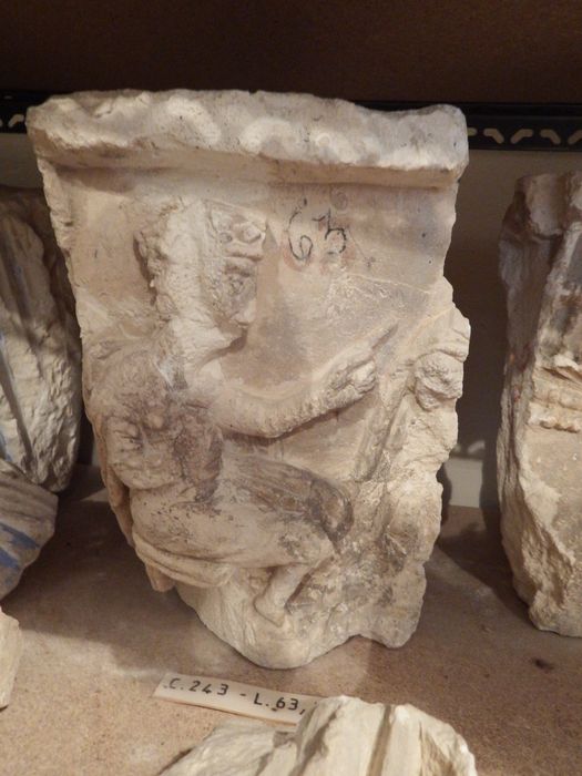 fragment de chapiteau historié (n°243) - © Ministère de la Culture (France), Conservation des antiquités et des objets d’art de l'Yonne – Tous droits réservés