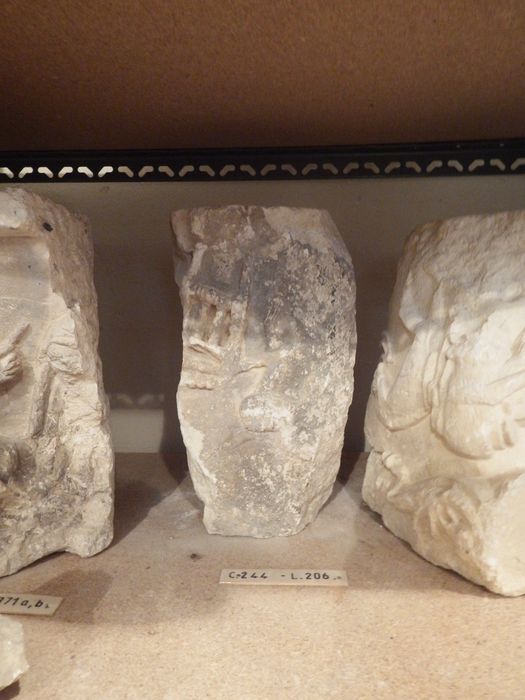 fragment de chapiteau historié (n°244) - © Ministère de la Culture (France), Conservation des antiquités et des objets d’art de l'Yonne – Tous droits réservés