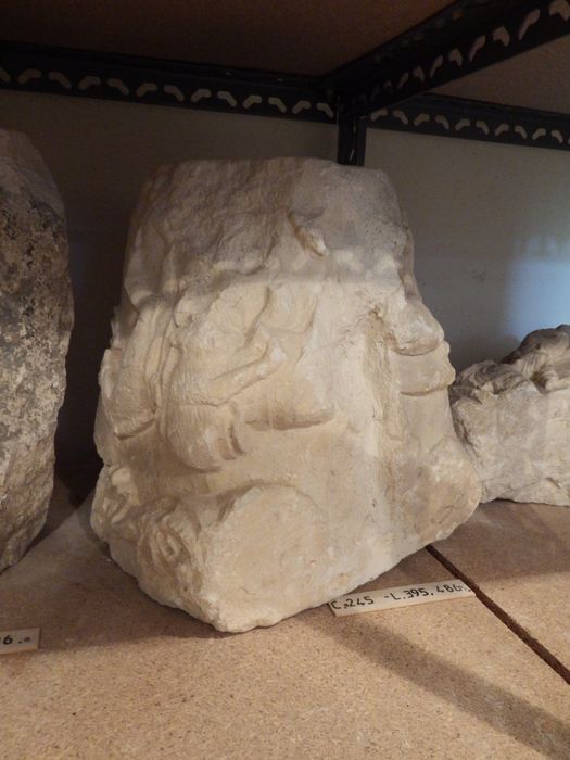 fragment de chapiteau historié (n°245) - © Ministère de la Culture (France), Conservation des antiquités et des objets d’art de l'Yonne – Tous droits réservés