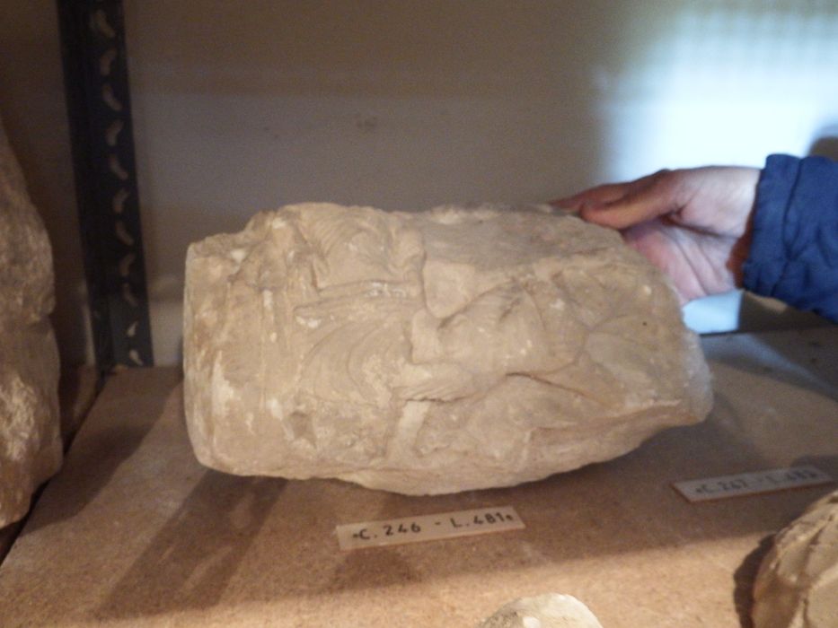 fragment de chapiteau historié (n°246) - © Ministère de la Culture (France), Conservation des antiquités et des objets d’art de l'Yonne – Tous droits réservés 