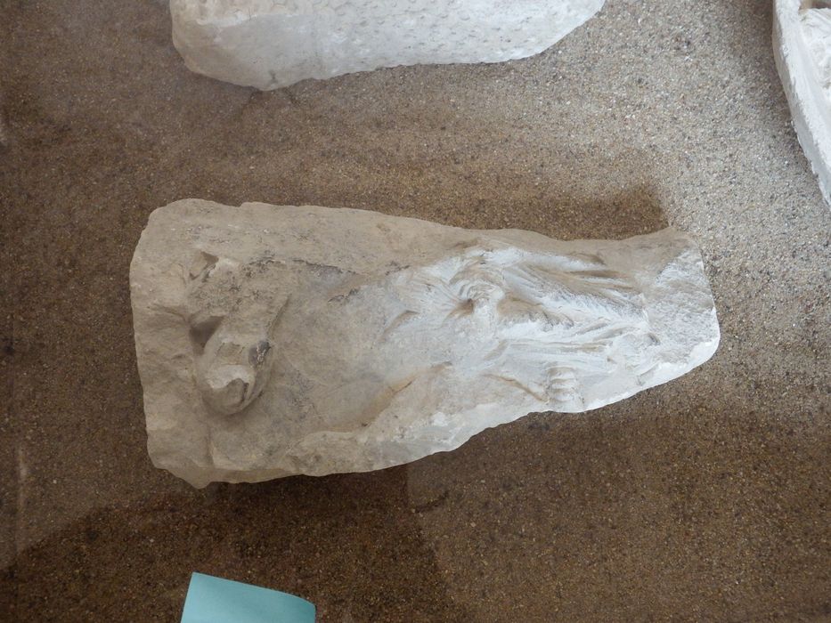 fragment de chapiteau historié (n°247) - © Ministère de la Culture (France), Conservation des antiquités et des objets d’art de l'Yonne – Tous droits réservés