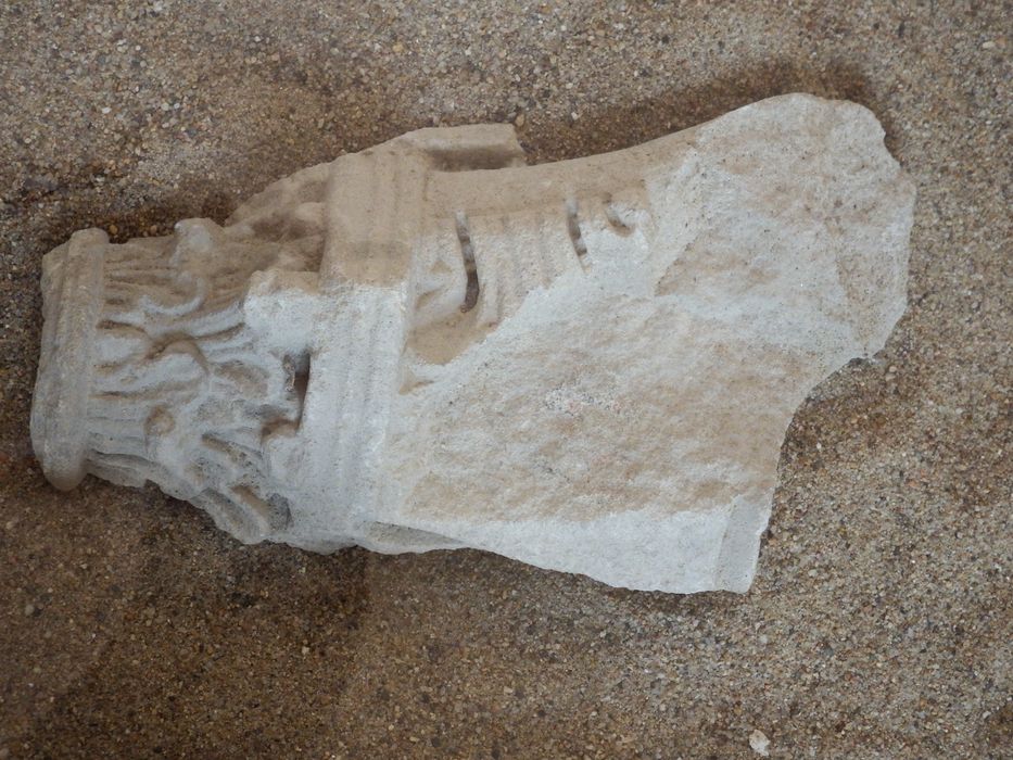 fragment d'arc avec chapiteau (n°250) - © Ministère de la Culture (France), Conservation des antiquités et des objets d’art de l'Yonne – Tous droits réservés