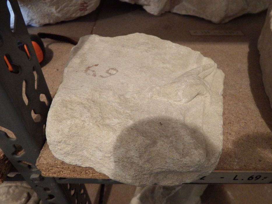 fragment de bas-relief : Une main (n°252) - © Ministère de la Culture (France), Conservation des antiquités et des objets d’art de l'Yonne – Tous droits réservés