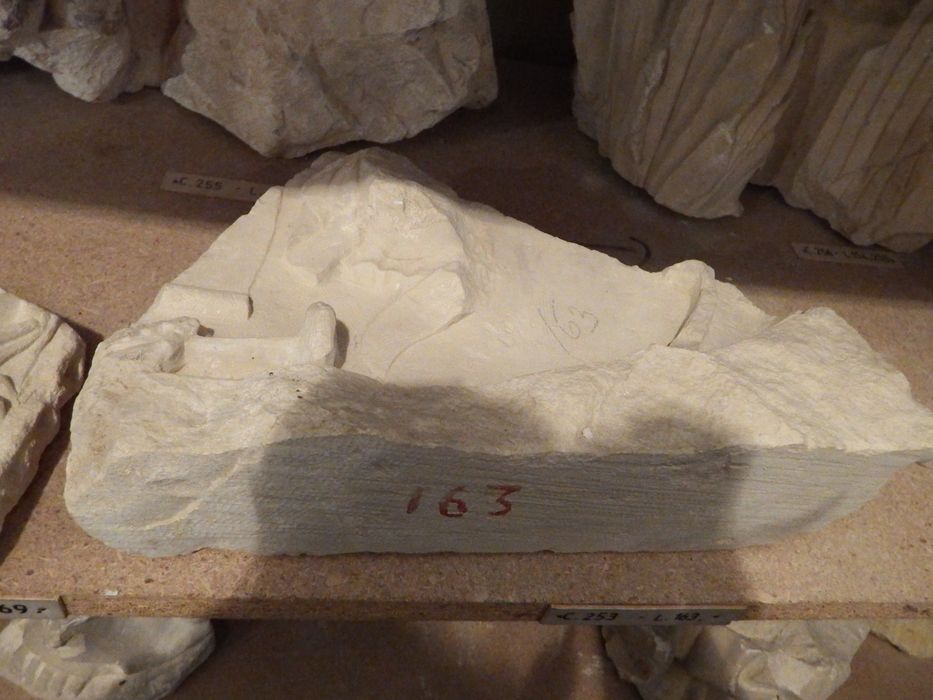 fragment de relief (n°253) - © Ministère de la Culture (France), Conservation des antiquités et des objets d’art de l'Yonne – Tous droits réservés