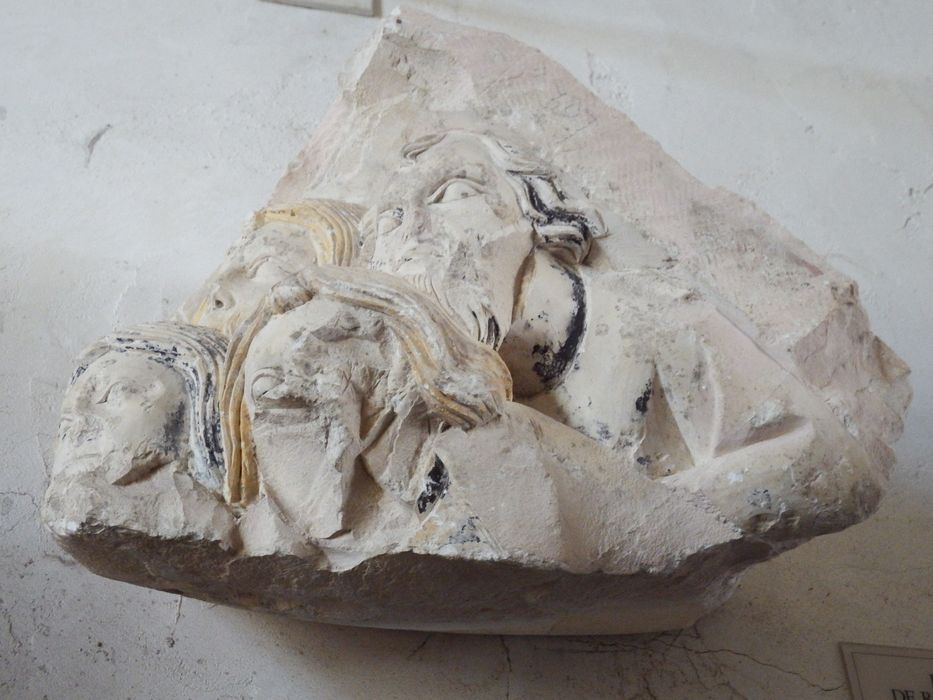 fragment de relief : Têtes d'hommes (n°254) - © Ministère de la Culture (France), Conservation des antiquités et des objets d’art de l'Yonne – Tous droits réservés