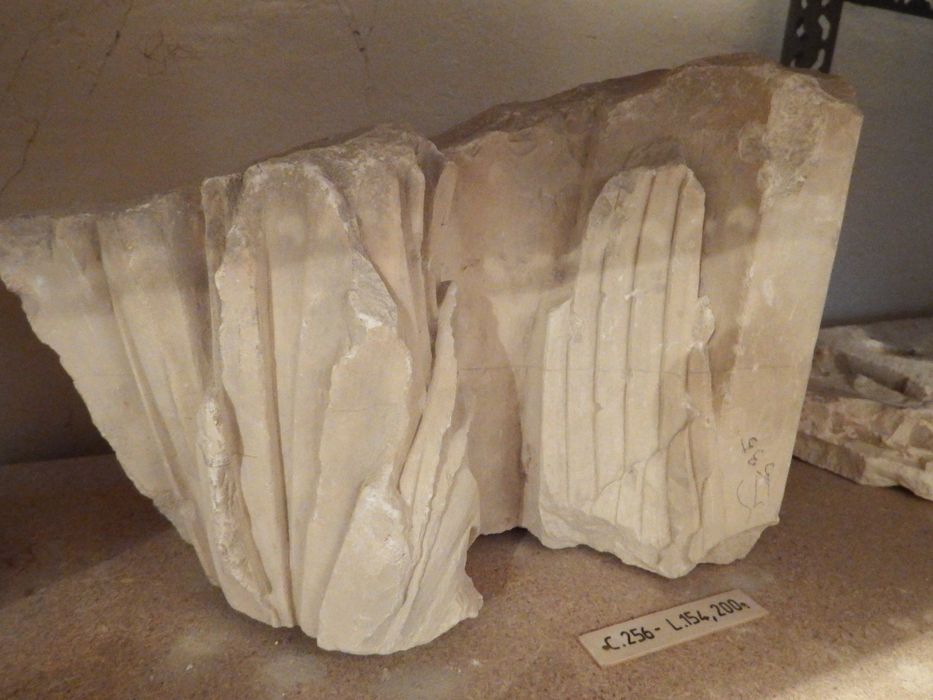 fragment de relief : Personnage nu (n°256) - © Ministère de la Culture (France), Conservation des antiquités et des objets d’art de l'Yonne – Tous droits réservés