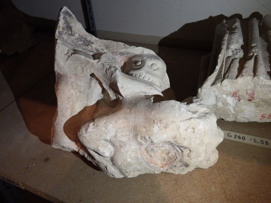 fragment sculpté : Monstres (?) (n°258) - © Ministère de la Culture (France), Conservation des antiquités et des objets d’art de l'Yonne – Tous droits réservés 
