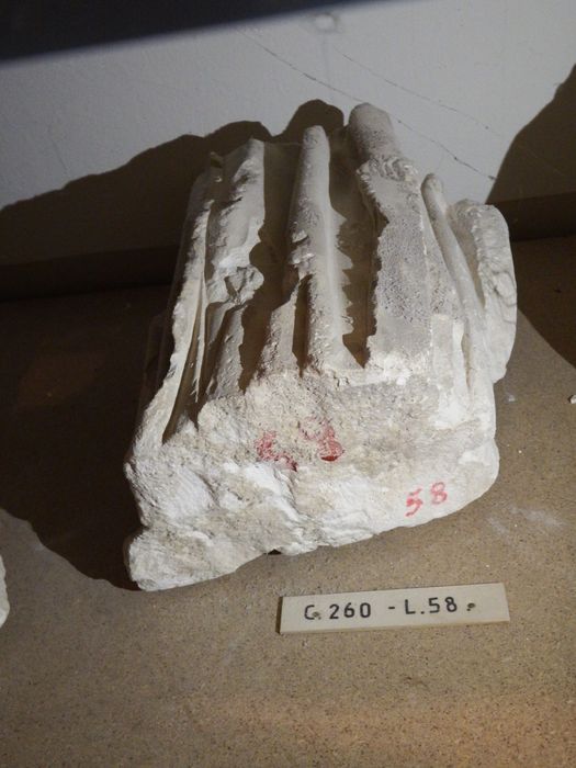 partie inférieure d'une statue : Ecclésiastique (n°260) - © Ministère de la Culture (France), Conservation des antiquités et des objets d’art de l'Yonne – Tous droits réservés