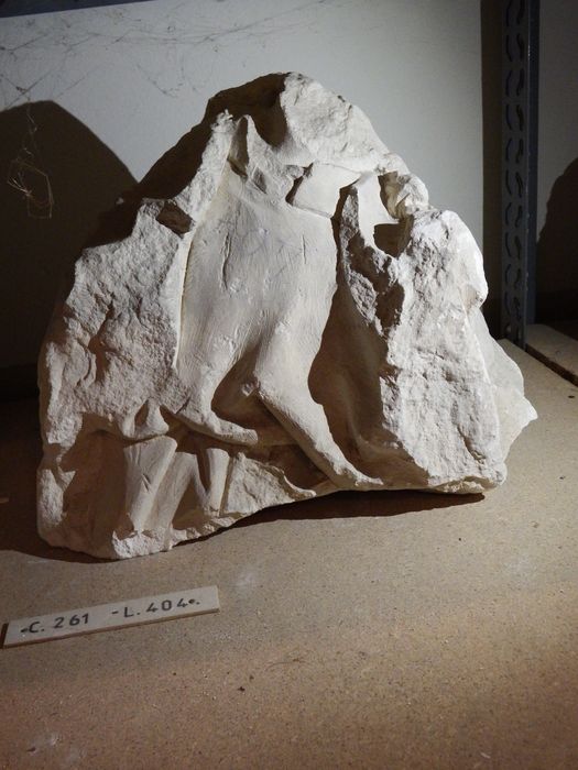fragment de statue : Personnage (n°261) - © Ministère de la Culture (France), Conservation des antiquités et des objets d’art de l'Yonne – Tous droits réservés