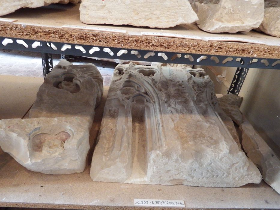 fragments d'un relief sculpté d'arcatures (n°262) - © Ministère de la Culture (France), Conservation des antiquités et des objets d’art de l'Yonne – Tous droits réservés
