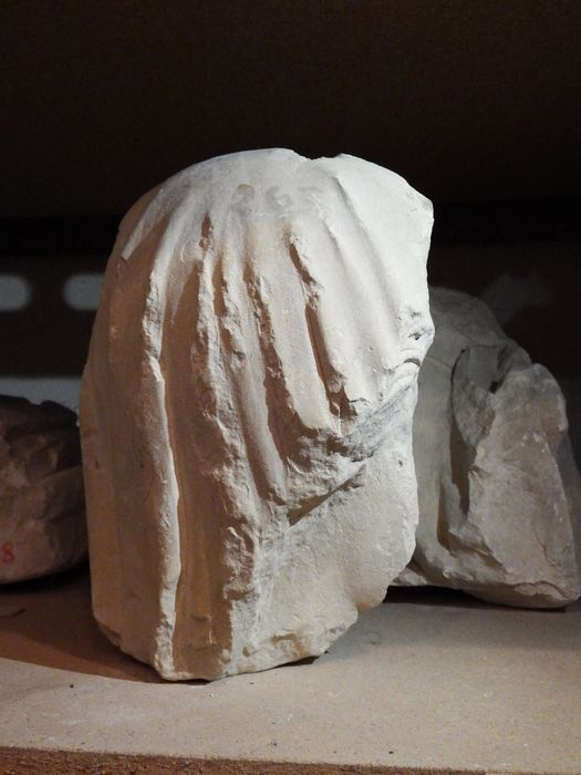 fragment sculpté : Tête féminine (n°263) - © Ministère de la Culture (France), Conservation des antiquités et des objets d’art de l'Yonne – Tous droits réservés