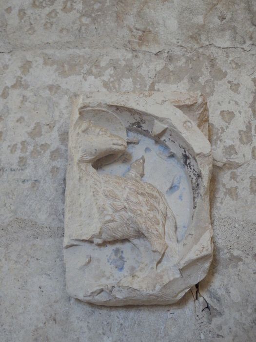 fragment de relief : Agneau pascal (n°267) - © Ministère de la Culture (France), Conservation des antiquités et des objets d’art de l'Yonne – Tous droits réservés