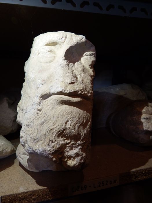 fragment sculpté : Tête d'homme barbu (n°269) - © Ministère de la Culture (France), Conservation des antiquités et des objets d’art de l'Yonne – Tous droits réservés