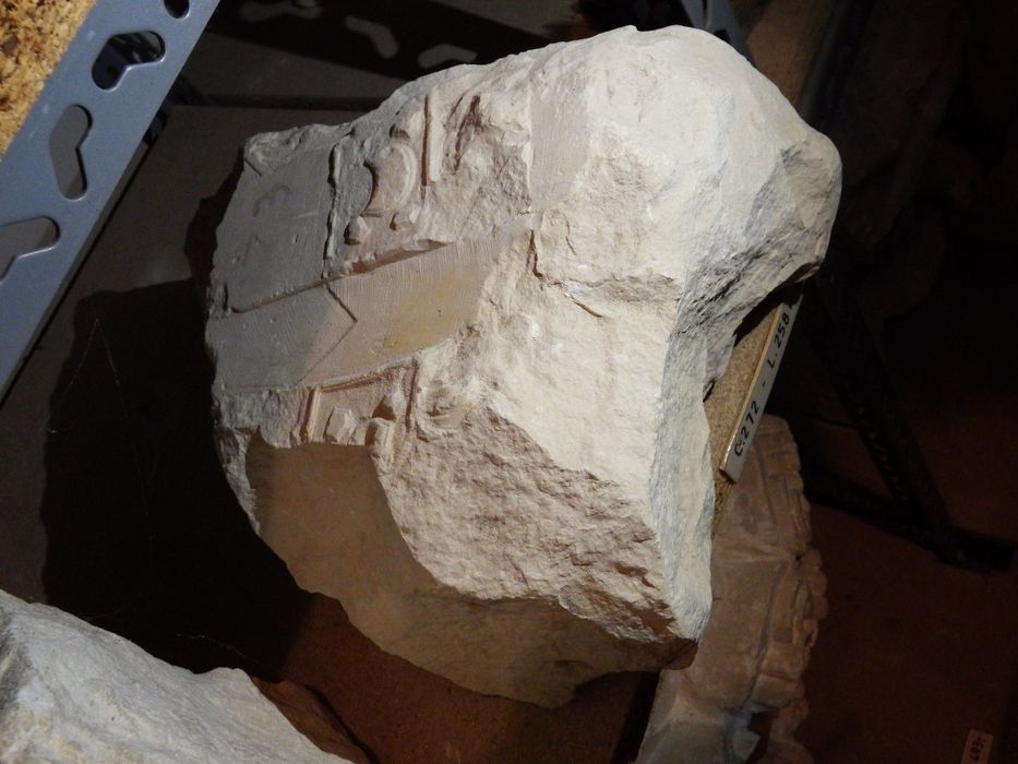 fragment d'une statue : Ecclésiastique (n°271) - © Ministère de la Culture (France), Conservation des antiquités et des objets d’art de l'Yonne – Tous droits réservés