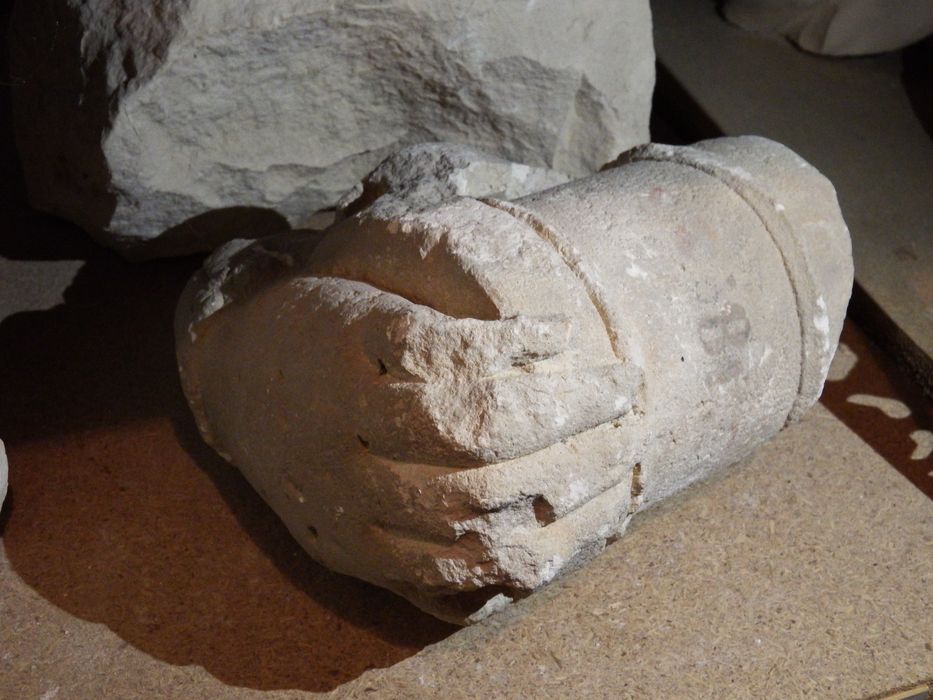 fragment de sculpture : Main posée sur un support rond (n°272) - © Ministère de la Culture (France), Conservation des antiquités et des objets d’art de l'Yonne – Tous droits réservés