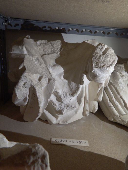fragment de sculpture : Buste (n°273) - © Ministère de la Culture (France), Conservation des antiquités et des objets d’art de l'Yonne – Tous droits réservés