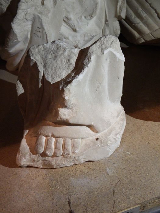 fragment de statue (n°274) - © Ministère de la Culture (France), Conservation des antiquités et des objets d’art de l'Yonne – Tous droits réservés