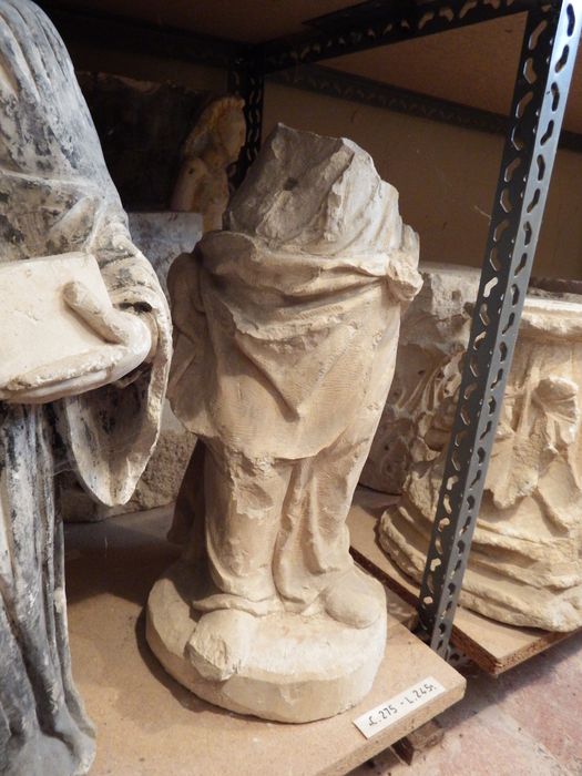 fragment de statue (n°275) - © Ministère de la Culture (France), Conservation des antiquités et des objets d’art de l'Yonne – Tous droits réservés
