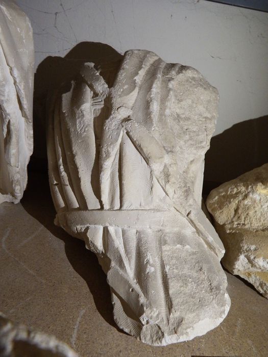 fragment sculpté : Buste d'homme (n°276) - © Ministère de la Culture (France), Conservation des antiquités et des objets d’art de l'Yonne – Tous droits réservés