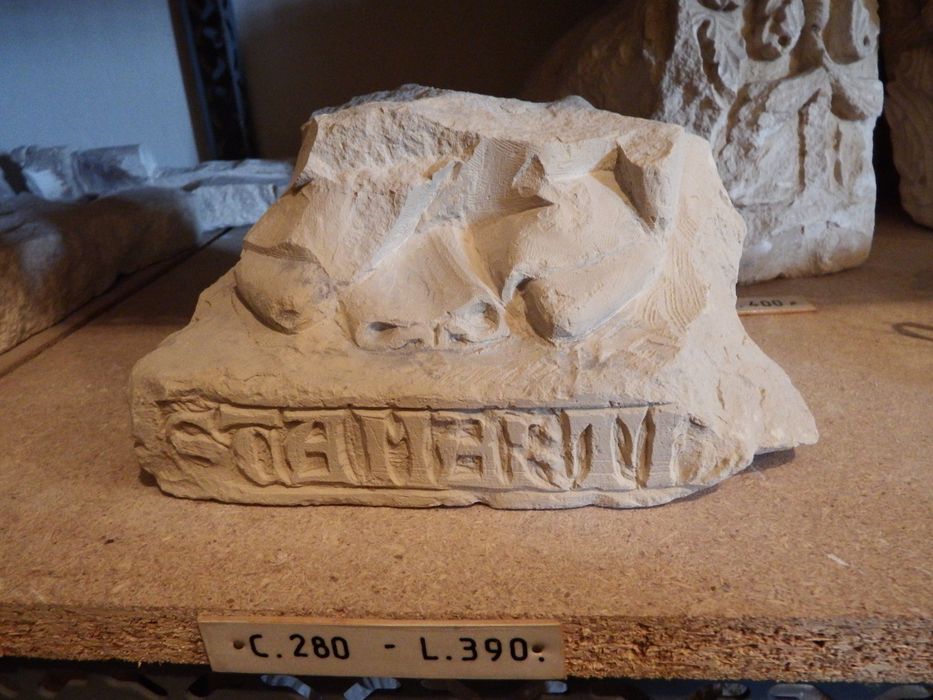 fragment de statue (n°280) - © Ministère de la Culture (France), Conservation des antiquités et des objets d’art de l'Yonne – Tous droits réservés