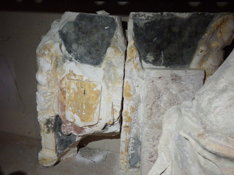 bas-relief : Thermes et blasons (n°281) - © Ministère de la Culture (France), Conservation des antiquités et des objets d’art de l'Yonne – Tous droits réservés