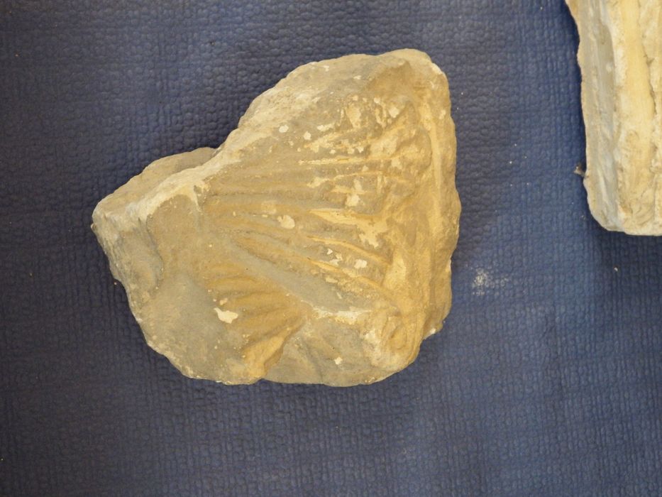 angle de chapiteau (n°283) - © Ministère de la Culture (France), Conservation des antiquités et des objets d’art de l'Yonne – Tous droits réservés