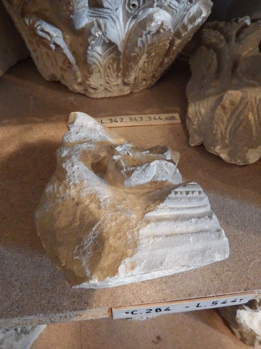 fragment de chapiteau (n°284) - © Ministère de la Culture (France), Conservation des antiquités et des objets d’art de l'Yonne – Tous droits réservés