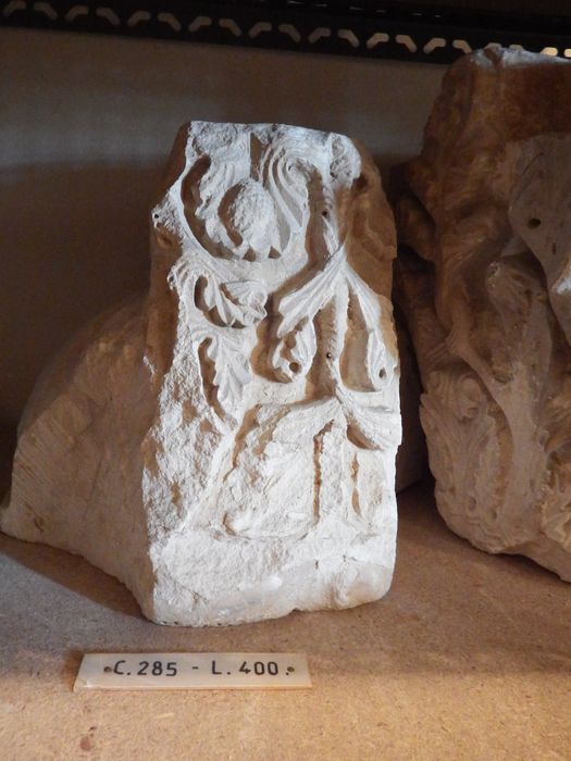 cul-de-lampe, ancien chapiteau (n°285) - © Ministère de la Culture (France), Conservation des antiquités et des objets d’art de l'Yonne – Tous droits réservés
