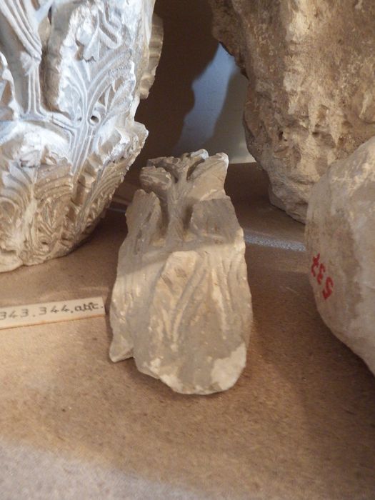 fragment de chapiteau (n°286) - © Ministère de la Culture (France), Conservation des antiquités et des objets d’art de l'Yonne – Tous droits réservés 