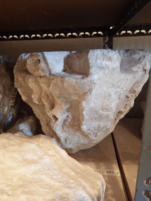 chapiteau à décor de rinceaux (n°287) - © Ministère de la Culture (France), Conservation des antiquités et des objets d’art de l'Yonne – Tous droits réservés